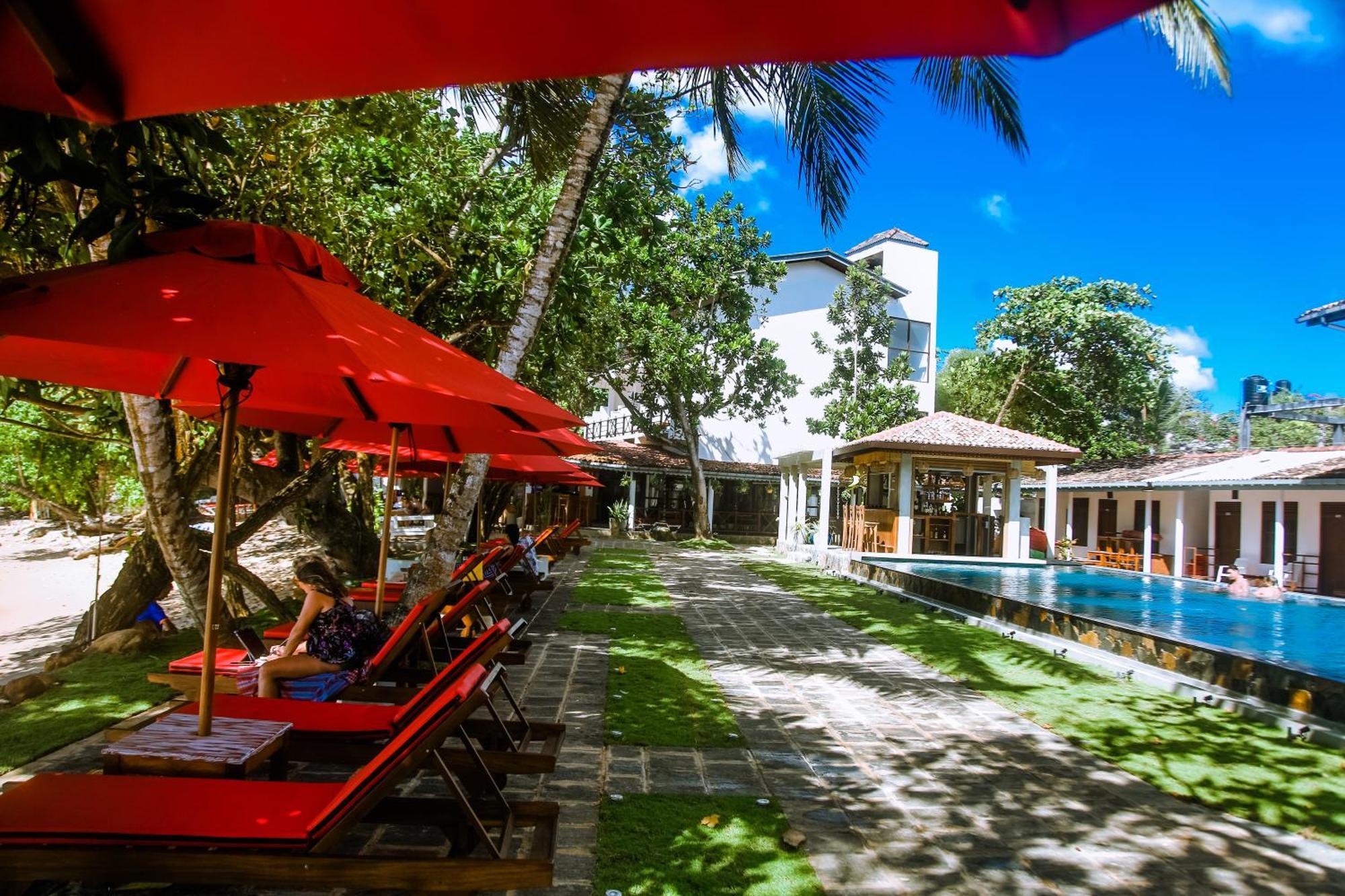 Surf Sea Breeze Hotel Mirissa Exterior foto